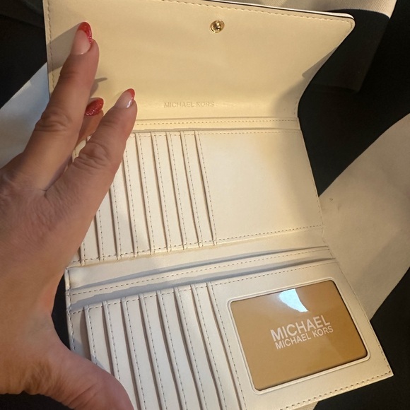 Michael Kors white wallet - Picture 4 of 6